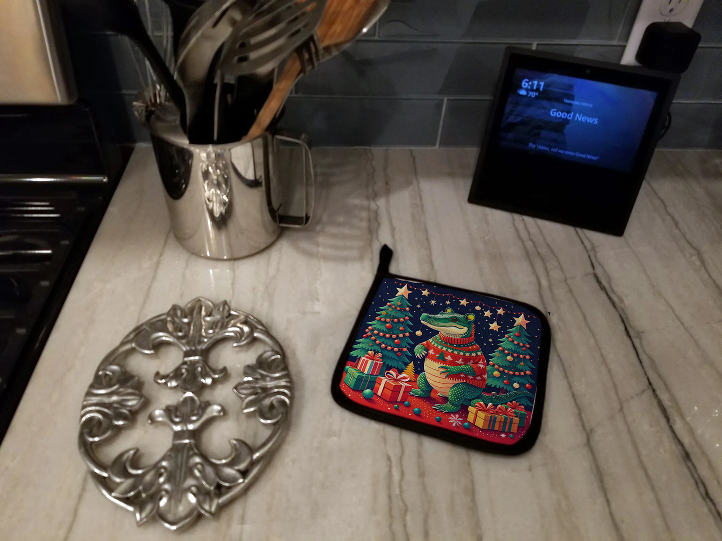 Alligator Christmas Pot Holders - Quilted Heat - Resistant Kitchen Set (7.5x7.5, Pair) - Pets Perfect