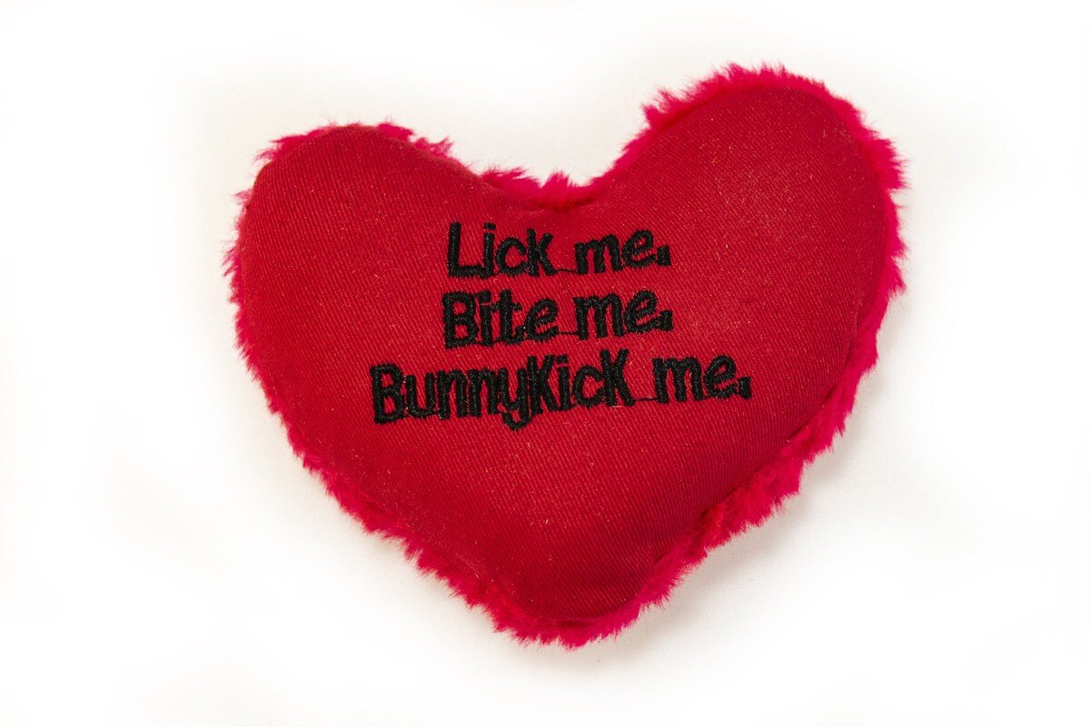 Yeowww Hearrrt Attack Catnip Cat Toy Lick me, Bite me, Bunnykick me - Pets Perfect