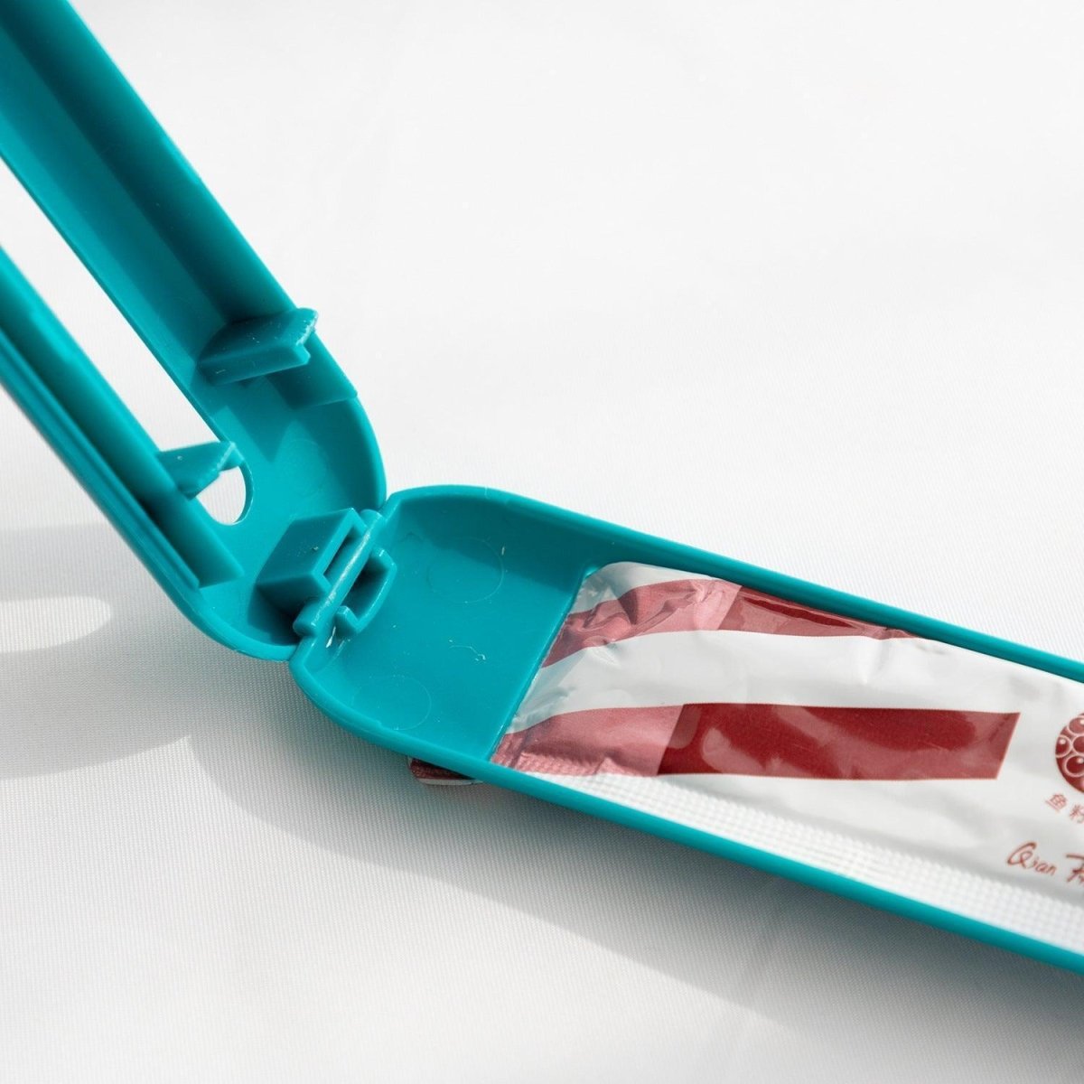 Deluxe Cat Strip Spoon Feeder: The Ultimate Pet Feeding Tool - Pets Perfect